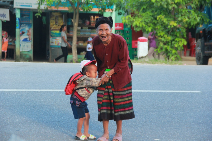 Ng&agrave;y đầu ti&ecirc;n tựu trường, nhiều em nhỏ c&ograve;n sợ, kh&ocirc;ng d&aacute;m rời khỏi v&ograve;ng tay cha mẹ.