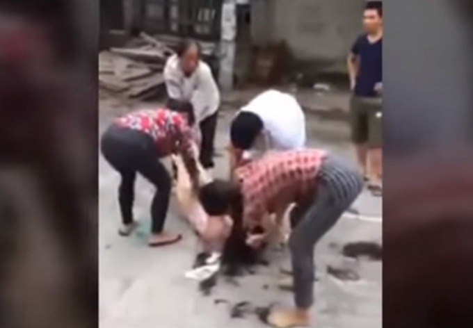Vụ đ&aacute;nh ghen g&acirc;y x&ocirc;n xao dư luận (ảnh cắt từ clip).
