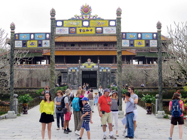 Du kh&aacute;ch tham quan Đại Nội Huế.