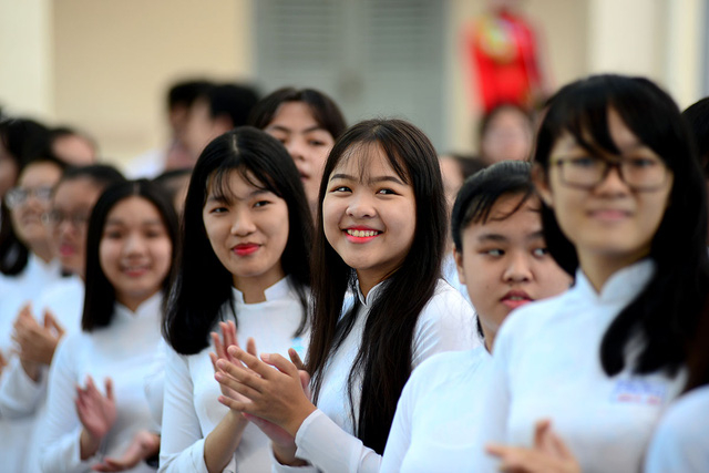 Những nữ sinh xinh đẹp trong t&agrave; &aacute;o d&agrave;i trong buổi lễ kỷ niệm 90 năm th&agrave;nh lập trường L&ecirc; Hồng Phong v&agrave; lễ khai giảng năm học mới.