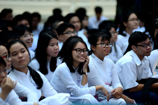 Những nữ sinh rạng ngời trong ng&agrave;y đ&oacute;n năm học mới.