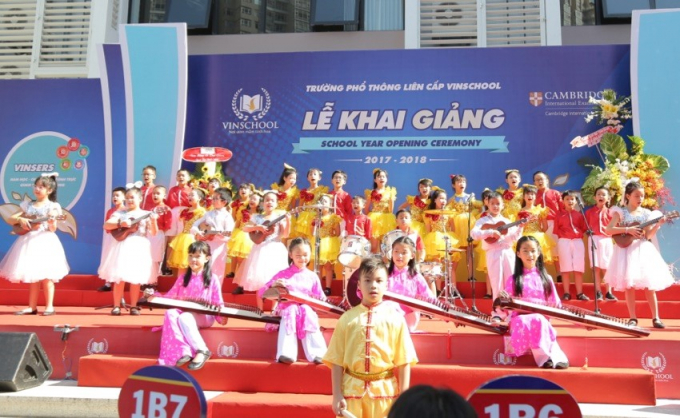 Phụ huynh v&agrave; học sinh tham dự Lễ khai giảng tại Trường PTLC Central Park sang nay cũng kh&oacute; c&oacute; thể qu&ecirc;n đượcm&agrave;n Mash up: L&yacute; k&eacute;o ch&agrave;i (nhạc cụ d&acirc;n tộc), Symphony No9 của Beethoven (nhạc cụ phương t&acirc;y), B&agrave;n tay kỳ diệu (flash mob) do c&aacute;c em học sinh biểu diễn.