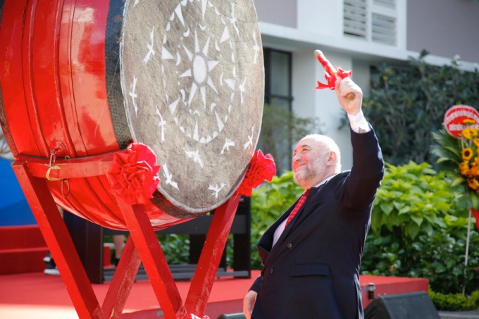 Thầy Sean P. O&rsquo;Maonaigh - Gi&aacute;m đốc Chương tr&igrave;nh Cambridge đ&aacute;nh trống khai giảng, bắt đầu năm học đầu ti&ecirc;n của c&aacute;c bạn học sinh Vinschool tại TP. HCM.&nbsp;