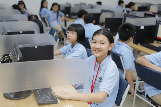 Ph&ograve;ng học CNTT hiện đại của c&aacute;c bạn học sinh Vinschool. Được biết Vinschool l&agrave; một trong ba trường học tại Việt Nam được cấp chứng nhận trường học ứng dụng CNTT trong dạy v&agrave; học - Microsoft Showcase School.