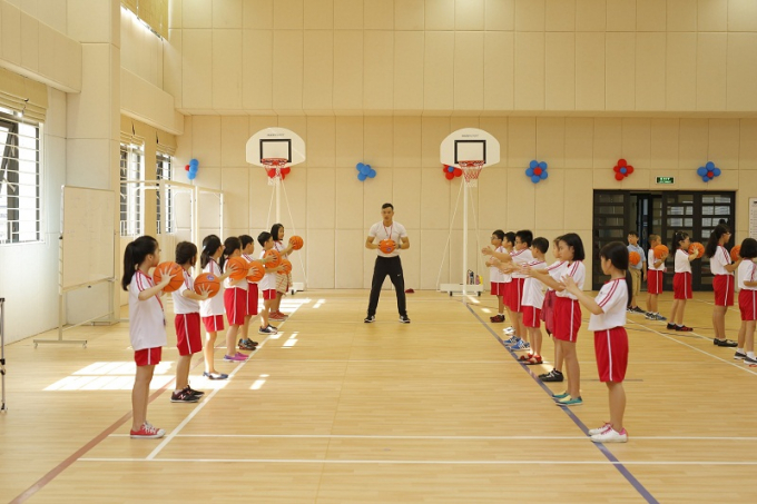 Nh&agrave; thi đấu đa năng đầy đủ thiết bị, dụng cụ để chơi nhiều m&ocirc;n thể thao như b&oacute;ng rổ, cầu l&ocirc;ng&hellip; Ngo&agrave;i ra trường cũng c&oacute; s&acirc;n b&oacute;ng cỏ nh&acirc;n tạo ngo&agrave;i trời cho học sinh học đ&aacute; b&oacute;ng.