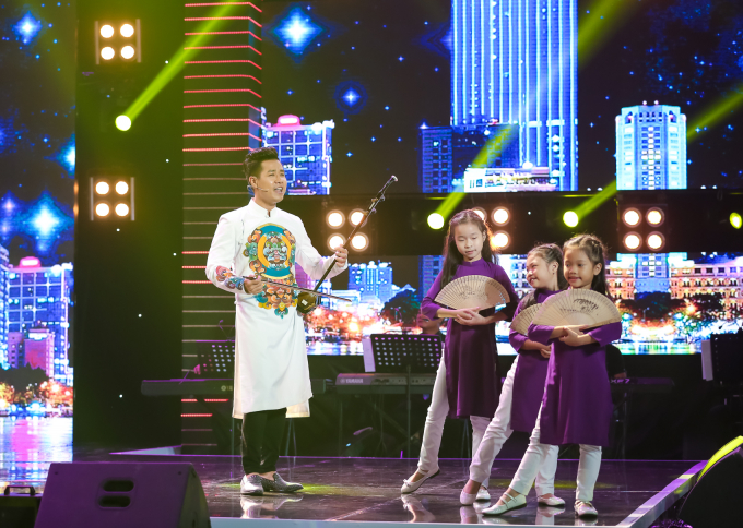 Nguy&ecirc;n Khang đa năng trong đ&ecirc;m chung kết Tuyệt đỉnh song ca nh&iacute;