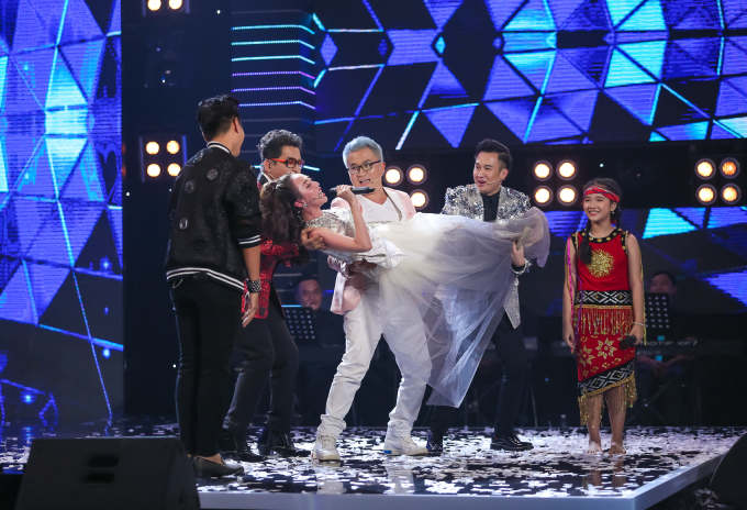 Nguy&ecirc;n Khang đa năng trong đ&ecirc;m chung kết Tuyệt đỉnh song ca nh&iacute;