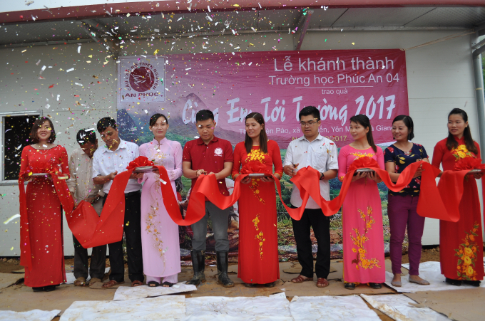 Lễ cắt băng kh&aacute;nh th&agrave;nh trường học Ph&uacute;c An 4.