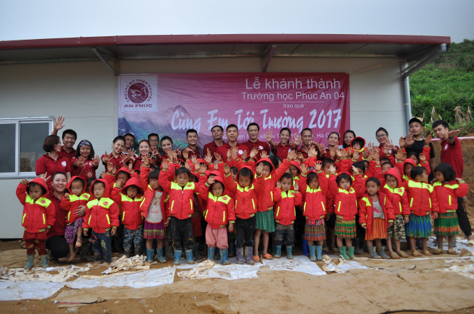 Trẻ em Th&egrave;n Ph&aacute;o vui mừng được mặc &aacute;o mới, học trường mới trong ng&agrave;y khai giảng.