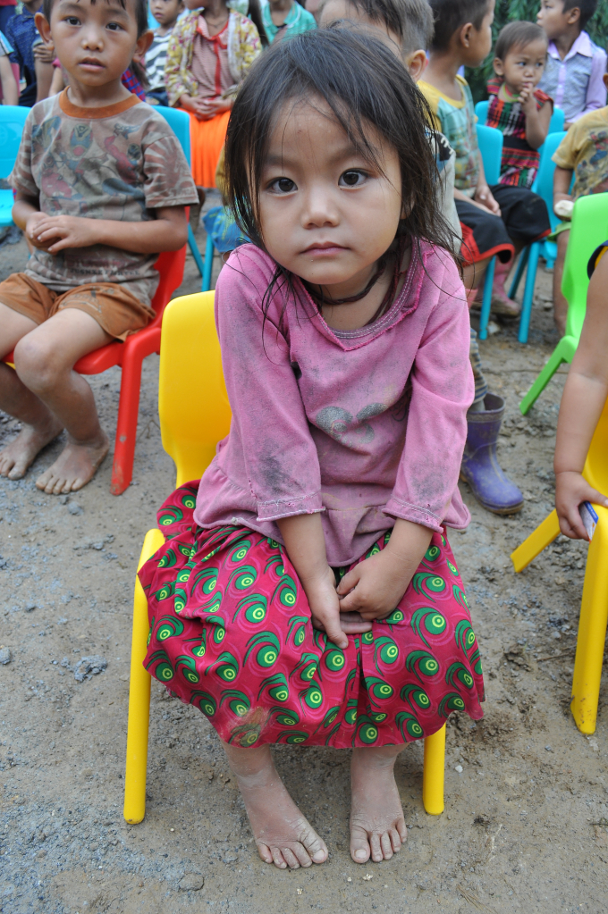 Những đứa trẻ ở Sủng H&ograve;a mong ng&oacute;ng được ngồi trường mới trong buổi đầu khai giảng.