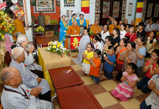 Con ch&aacute;u ch&uacute;c thọ &ocirc;ng b&agrave;, cha mẹ tại Tổ Đ&igrave;nh Vạn Thọ - quận 1.