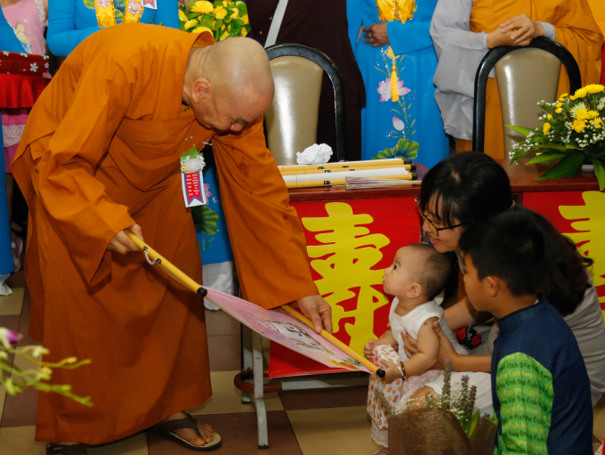 Những em b&eacute; được cha mẹ đưa đến ch&ugrave;a.