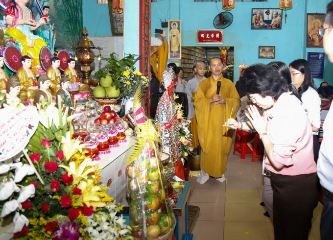 B&agrave; T&ocirc; Thị B&iacute;ch Ch&acirc;u, Chủ tịch UBMTTQVN TP HCM d&acirc;ng hương tại ch&ugrave;a.