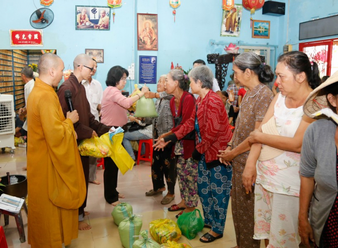 Tặng qu&agrave; cho người ngh&egrave;o.