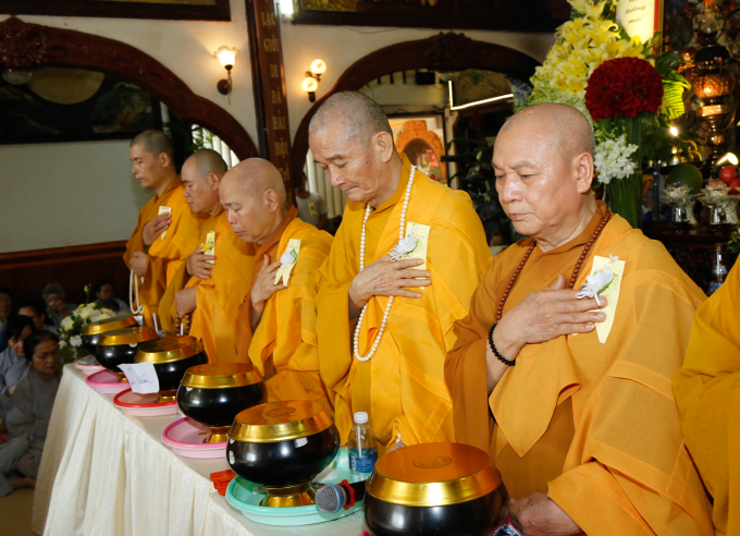 Ph&uacute;t tưởng nhớ c&aacute;c đ&aacute;ng sinh th&agrave;nh.              C&agrave;i hoa hồng cho m&ugrave;a Vu lan b&aacute;o hiếu.