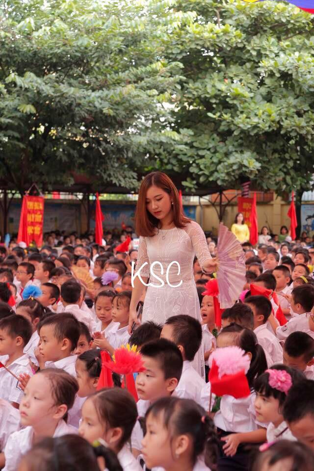 H&igrave;nh ảnh c&ocirc; gi&aacute;o trẻ đứng giữa s&acirc;n trường quạt m&aacute;t cho học sinh nhận được nhiều sự ch&uacute; &yacute;..