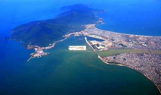 B&aacute;n đảo Sơn Tr&agrave; nh&igrave;n từ tr&ecirc;n cao (Ảnh internet)