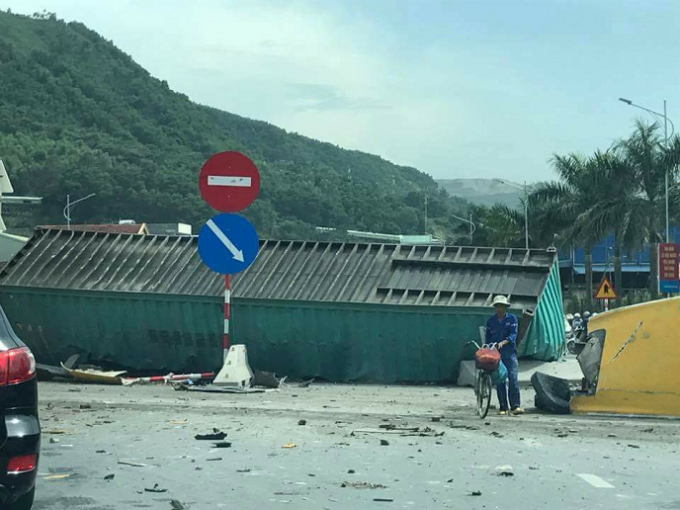 Phần th&ugrave;ng xe bị hư hại nặng.