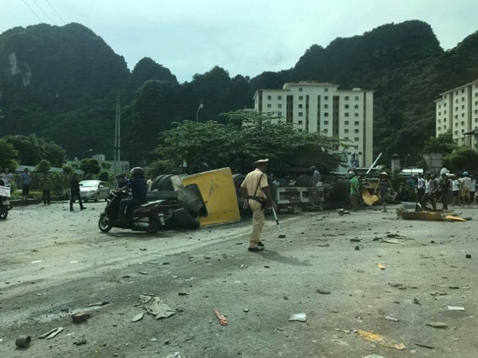 Lực lượng chức năng C&ocirc;ng an địa phương c&ugrave;ng lực lượng CSGT c&oacute; mặt tại hiện trường xử l&yacute; vụ việc.