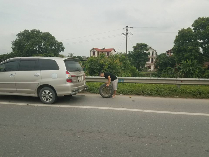 Một chiếc &ocirc; t&ocirc; cũng gặp vấn đề tr&ecirc;n lốp tr&ecirc;n cao tốc (Ảnh nguồn otofun.net).