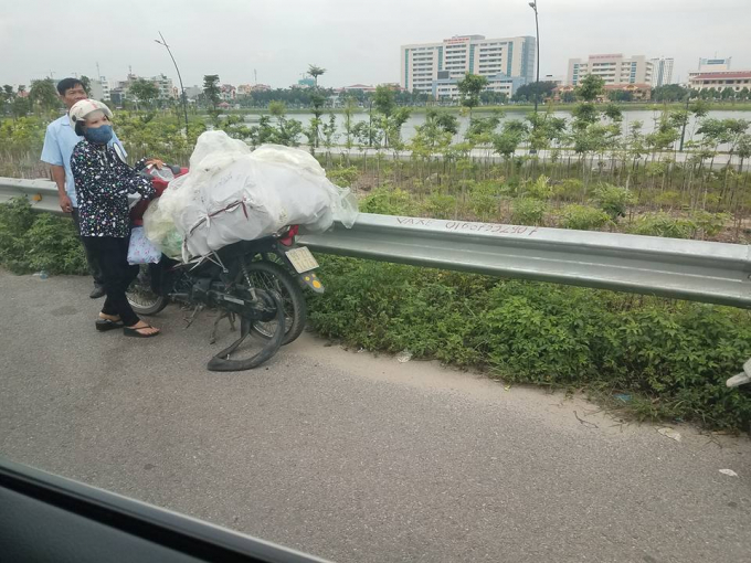 Đang lưu th&ocirc;ng tr&ecirc;n cao tốc m&agrave; d&iacute;nh đinh rất nguy hiểm cho người đi xe m&aacute;y (Nguồn otofun.net).