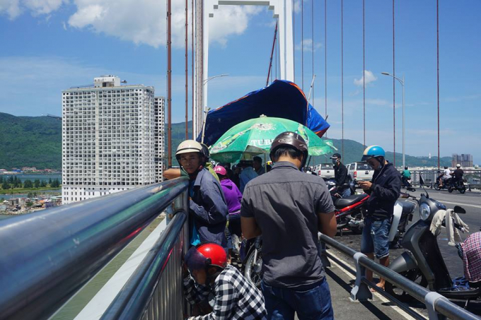 Người d&acirc;n theo d&otilde;i việc cơ quan chức năng t&igrave;m kiếm tung t&iacute;ch anh Ng. Ảnh: CTV.&nbsp;