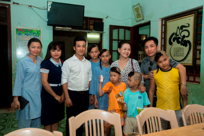 Nữ danh ca Kh&aacute;nh Ly (&aacute;o trắng) c&oacute; chuyến thăm m&aacute;i ấm t&igrave;nh thương tại&nbsp;ch&ugrave;a Quang Ch&acirc;u tối 5/9. Ảnh: CaroMedia.