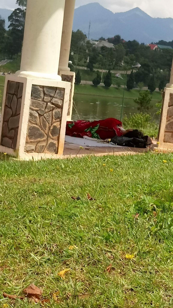 Thi thể nạn nh&acirc;n được ph&aacute;t hiện gần hồ Xu&acirc;n Hương.