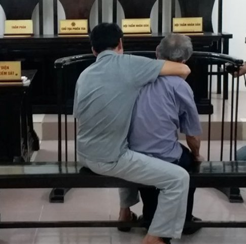 Bị c&aacute;o xuất hiện trong t&igrave;nh trang ốm yếu, phải c&oacute; người nh&agrave; d&igrave;u v&agrave;o ph&ograve;ng x&eacute;t xử.