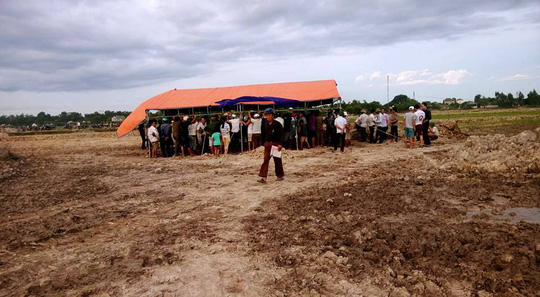 C&aacute;nh đồng nơi ph&aacute;t hiện ra ng&ocirc;i mộ kỳ cổ.(Ảnh: NLĐ)