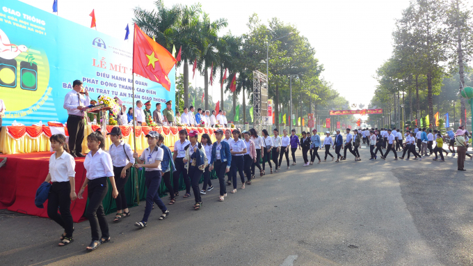 Ngay sau lễ ph&aacute;t động, hơn 3000 người đ&atilde; c&ugrave;ng tham gia diễu h&agrave;nh.