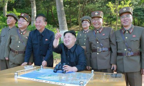 Nh&agrave; l&atilde;nh đạo Triều Ti&ecirc;n Kim Jong-un (giữa) giám sát một vụ ph&oacute;ng t&ecirc;n lửa tại địa điểm b&iacute; mật ng&agrave;y 22/5. (Ảnh: EPA/TTXVN)