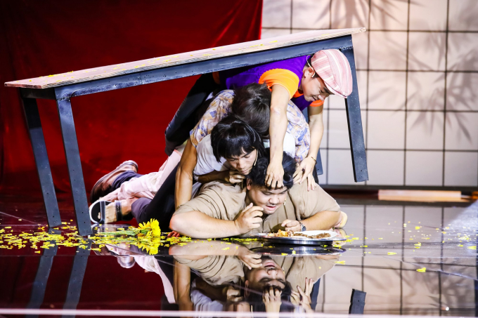 Kim Tử Long: T&ocirc;i vẫn phải đi h&aacute;t trong ng&agrave;y đ&aacute;m tang mẹ