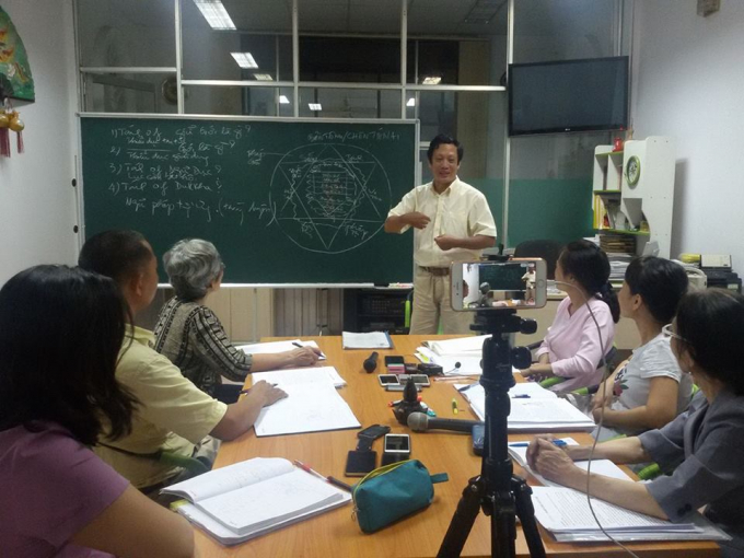 Thầy Hải trong một buổi chia sẻ với các học viên.