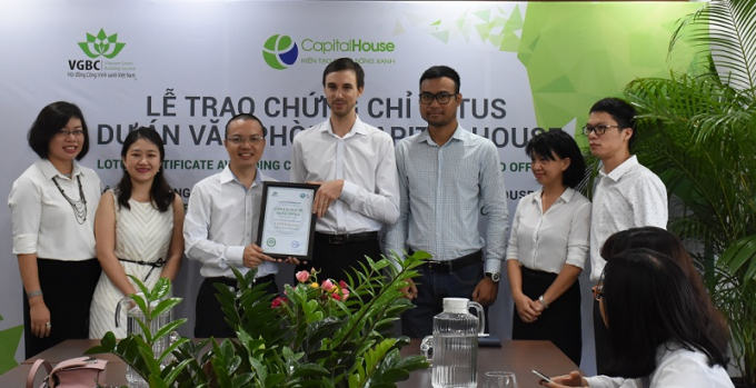 Đại diện Tập đo&agrave;n Capital House nhận chứng chỉ LOTUS cho dự &aacute;n văn ph&ograve;ng Xanh.