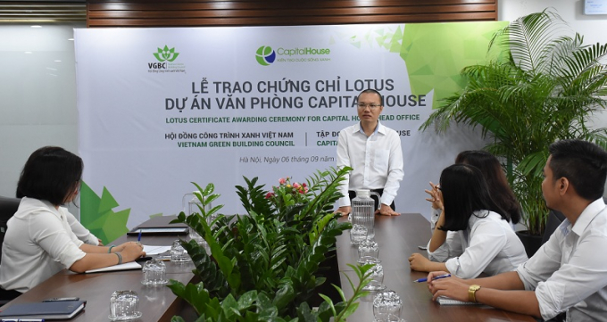 &Ocirc;ng Trịnh T&ugrave;ng B&aacute;ch - Gi&aacute;m đốc Ban Nghi&ecirc;n cứu v&agrave; Ph&aacute;t triển Capital House ph&aacute;t biểu tại Lễ trao chứng chỉ LOTUS.