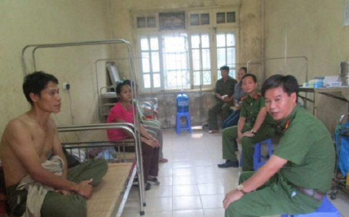 C&aacute;c c&ocirc;ng an vi&ecirc;n hiện đang được cấp cứu tại Trung t&acirc;m y tế huyện Lạc Sơn.