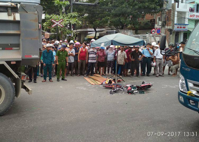 Hiện trường vụ tai nạn thương t&acirc;m khiến nữ sinh học lớp 8 tử nạn. Ảnh:&nbsp;NguyenRon.