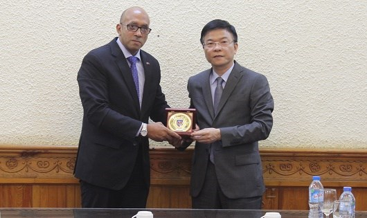 Bộ trưởng đ&aacute;nh gi&aacute; cao t&igrave;nh cảm &ocirc;ng Herminio Lopez Diaz d&agrave;nh cho Bộ Tư ph&aacute;p