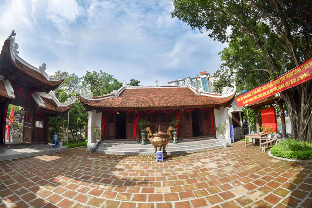 Đền Thuy Trung Ti&ecirc;n mới được kh&aacute;nh th&agrave;nh sau 2 năm phục dựng, nằm tr&ecirc;n một đảo nhỏ ở g&oacute;c ph&iacute;a Bắc hồ Tr&uacute;c Bạch (Ba Đ&igrave;nh, H&agrave; Nội). Đền c&ograve;n c&oacute; t&ecirc;n kh&aacute;c l&agrave; Thủy Trung Từ hay đền Cẩu Nhi.