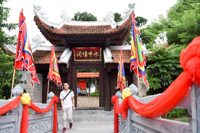 Qua cầu đ&aacute; l&agrave; đến cổng tam quan. To&agrave;n bộ kinh ph&iacute; phục dựng đền Thủy Trung Ti&ecirc;n v&agrave;o khoảng 16 tỷ đồng, 100% từ nguồn x&atilde; hội h&oacute;a.