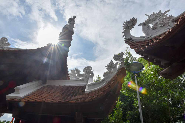 M&aacute;i đền uống cong, ng&oacute;i đền l&agrave; loại ng&oacute;i vẩy c&aacute; theo kiến tr&uacute;c đền ch&ugrave;a truyền thống.