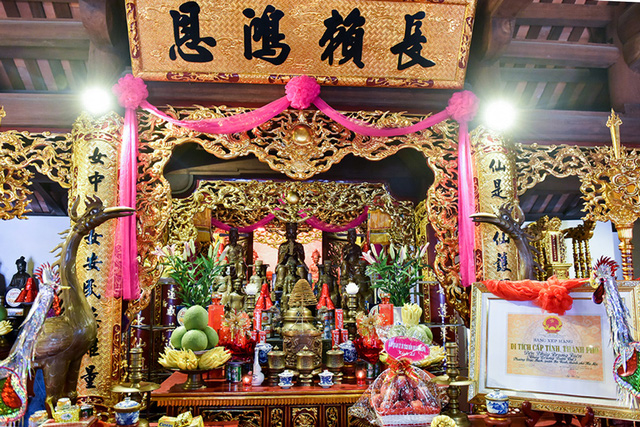 Điện thờ b&ecirc;n trong đền.