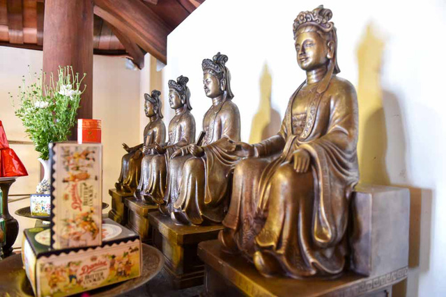 Trong đền c&oacute; nhiều tượng. Đặc biệt, to&agrave;n bộ tượng, ch&ocirc;ng, ch&acirc;n nến&hellip; được chế t&aacute;c bởi c&aacute;c nghệ nh&acirc;n l&agrave;ng đ&uacute;c đồng Ngũ X&atilde; nổi tiếng b&ecirc;n hồ Tr&uacute;c Bạch.