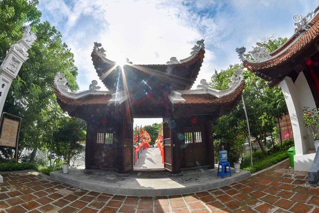 Với việc phục dựng đền Thủy Trung Ti&ecirc;n, kh&ocirc;ng gian thơ mộng quanh hồ Tr&uacute;c Bạch v&agrave; đường Thanh Ni&ecirc;n c&oacute; th&ecirc;m một di t&iacute;ch t&iacute;n ngưỡng, b&ecirc;n cạnh hai di t&iacute;ch nổi tiếng l&agrave; đền Qu&aacute;n Th&aacute;nh v&agrave; ch&ugrave;a Trấn Quốc.