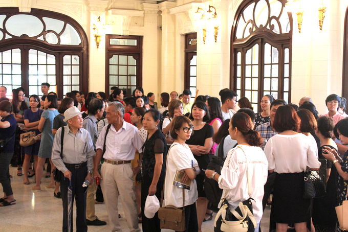 10h ng&agrave;y 6/9 người d&acirc;n v&agrave; du kh&aacute;ch bắt đầu đổ tới Nh&agrave; h&aacute;t Lớn H&agrave; Nội để tham quan nh&agrave; h&aacute;t với chủ đề