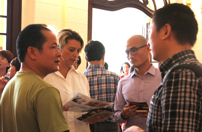 Tour k&eacute;o d&agrave;i từ 10h30 đến 12h c&aacute;c ng&agrave;y thứ 2, thứ 6 h&agrave;ng tuần. Trong th&aacute;ng 10 tour mở th&ecirc;m c&aacute;c ng&agrave;y 12, 17, 21; th&aacute;ng 11 mở th&ecirc;m ng&agrave;y 16, 21; v&agrave; th&aacute;ng 12 mở th&ecirc;m ng&agrave;y 7, 16, 28. Gi&aacute; v&eacute; l&agrave; 400.000 đồng/người. Học sinh, sinh vi&ecirc;n, đối tượng ch&iacute;nh s&aacute;ch... được giảm 50%, c&ograve;n 200.000 đồng/người.Anh Nguyễn Trung Qu&acirc;n đến từ c&ocirc;ng ty AVI Tour cho biết: