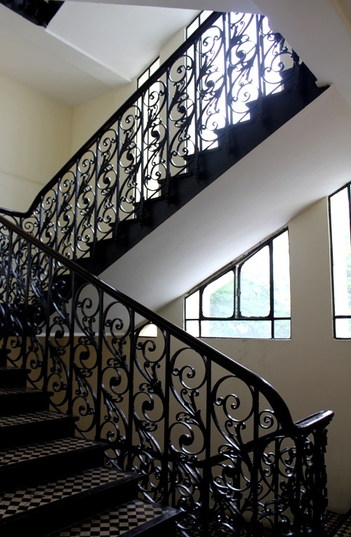 Tour tham quan c&oacute; hai phần ch&iacute;nh. Phần thứ nhất, thuyết minh vi&ecirc;n giới thiệu về lịch sử qu&aacute; tr&igrave;nh x&acirc;y dựng, kiểu kiến tr&uacute;c của nh&agrave; h&aacute;t v&agrave; hướng dẫn du kh&aacute;ch tham quan.