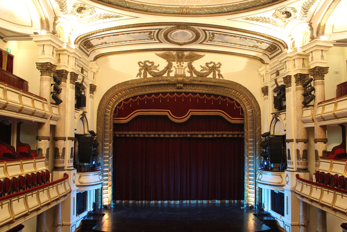 Du kh&aacute;ch đi qua c&aacute;c khu vực như sảnh ch&iacute;nh, khu cầu thang từ năm 1911, kh&aacute;n ph&ograve;ng, những bản thiết kế vẽ tay của c&aacute;c kiến tr&uacute;c sư Ph&aacute;p, c&aacute;c sự kiện quan trọng đ&atilde; diễn ra ở Quảng trường C&aacute;ch Mạng th&aacute;ng 8 từ đầu thế kỷ 20 tới nay.