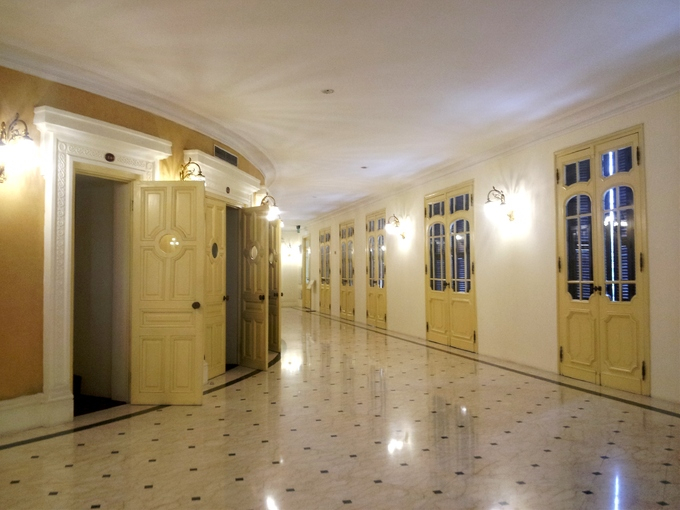 Sau đ&oacute;, mọi người được tiếp đ&oacute;n ở ph&ograve;ng Gương với tr&agrave; nước, t&igrave;m hiểu di t&iacute;ch vết đạn bắn v&agrave;o năm 1946, c&aacute;c sự kiện lịch sử quan trọng kh&aacute;c, trải nghiệm ngồi ghế VIP d&agrave;nh cho nguy&ecirc;n thủ khi xem biểu diễn. Cuối phần tham quan l&agrave; kh&ocirc;ng gian trưng b&agrave;y c&aacute;c tư liệu, ảnh chụp cổ của nh&agrave; h&aacute;t.